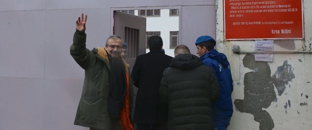 Hapis cezası onanan Sırrı Süreyya Önder cezaevine teslim oldu